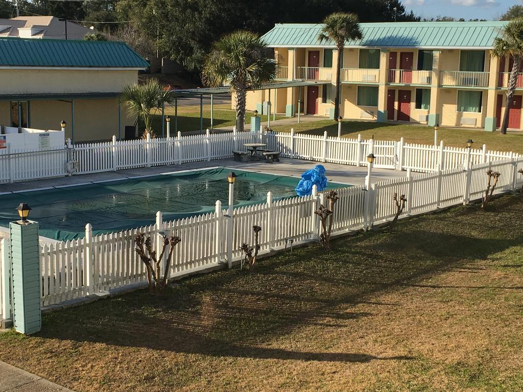 Garden Inn & Suites Ferry Pass Exterior photo