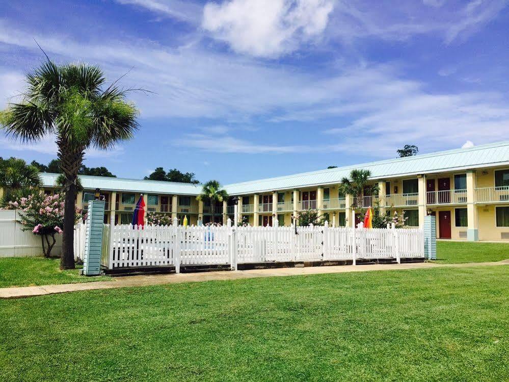 Garden Inn & Suites Ferry Pass Exterior photo