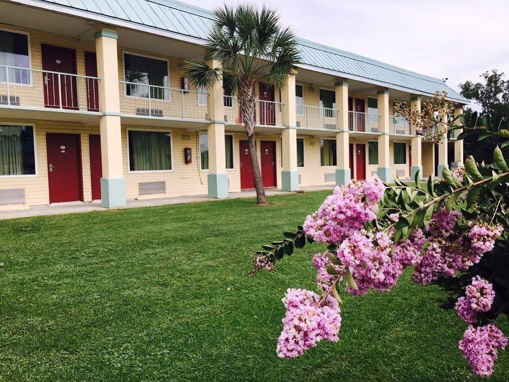 Garden Inn & Suites Ferry Pass Exterior photo